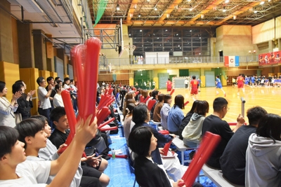 ゴールが決まり声援を送る観客