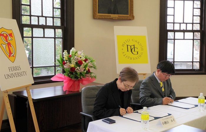 協定書に署名する小檜山学長(左)と今尾学長(右)