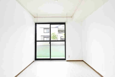 もう梅雨時にコインランドリーに行かなくても大丈夫。漆喰を施工したリノベ部屋なら、部屋干しの悩みを解決！