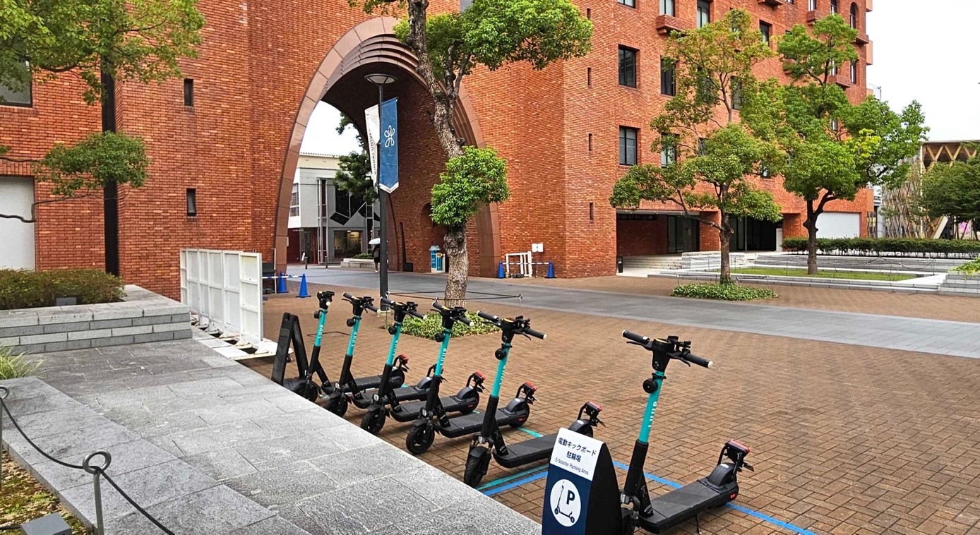 近畿大学のキャンパスに設置されている電動キックボード