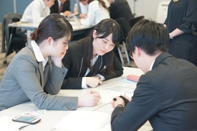 チームで取り組みアイデアを出し合う