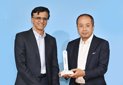 左：Snowflake Inc.　CEO　Sridhar Ramaswamy 氏　／　右：株式会社アシスト　上席執行役員 DX技術本部長　田畑 哲也
