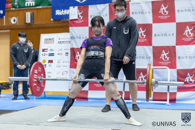 過去大会の様子（デッドリフト） ©UNIVAS