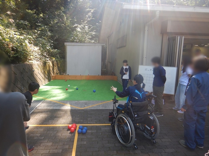 自然に囲まれてボッチャ体験