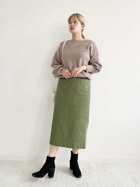 グレージュとカーキの洗練コーデ