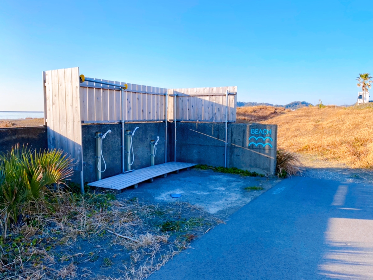 ビーチまでは施設内の歩道を通っていけます。出入口にシャワーもあるので便利です