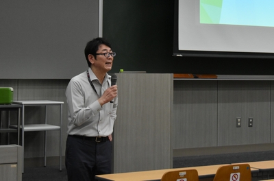 講師の紹介をする経済学部の壷内慎二教授