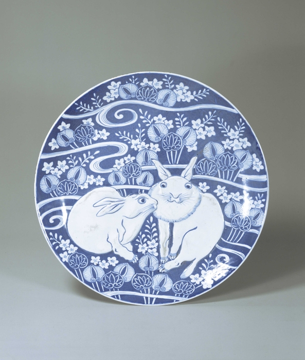 染付水葵に兎図大皿 伊万里 江戸時代・19世紀 平野耕輔氏寄贈 東京国立博物館蔵 1月2日(月・休)~29日(日) 平成館企画展示室