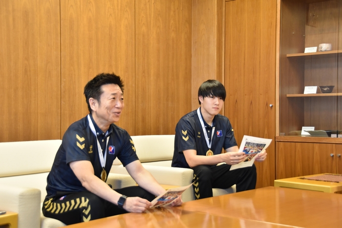 優勝報告する本山監督(左)と松岡選手(右)