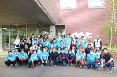 △ 清掃作業前に集合した本社スタッフ