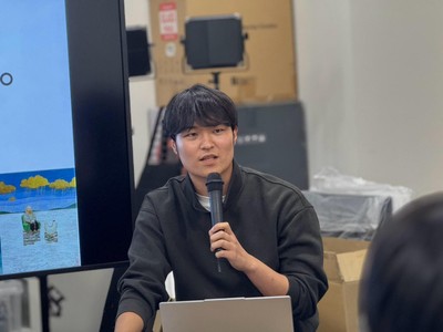 講演する株式会社artkake代表取締役CEOの夏目 一輝さん
