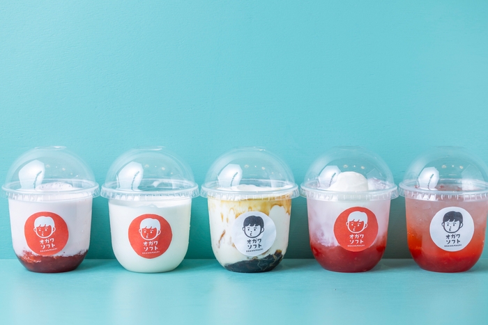 オガワくんシェイク ミルク 380円(左から2番目)/オガワくんシェイク みたらし 520円(中央)/オガワくんシェイク 埼玉いちご 520円(左端)/埼玉いちごのソーダフロート 500円(右から2番目)/埼玉いちごのソーダ 380円(右端)