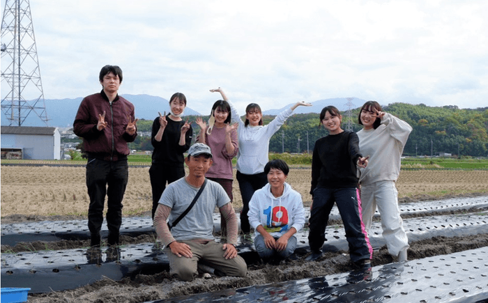 農業従事者と学生が実際に農作業をした際の様子