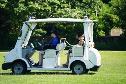 自動運転カートに乗車