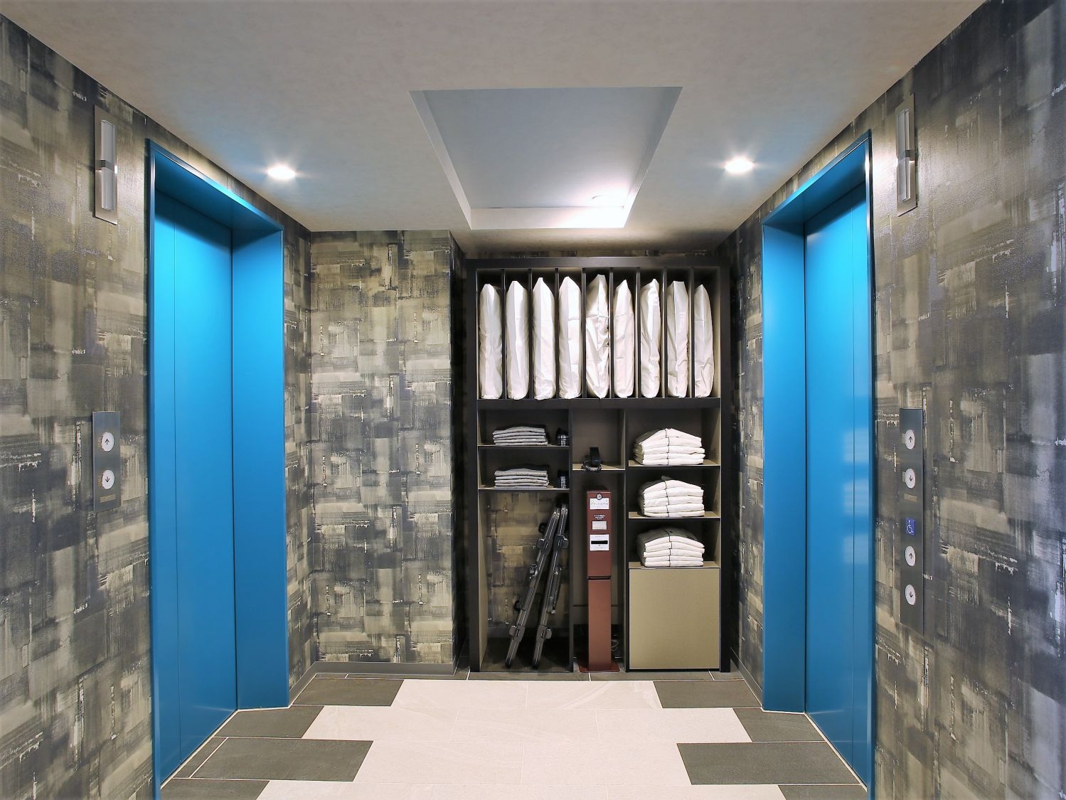 貸し出し棚(各種枕・ガウン・ズボンプレッサー等)