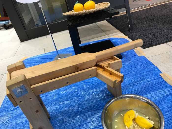 大人気!ゆず絞り体験(1)