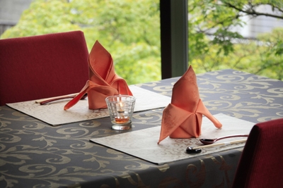 〈レストラン〉