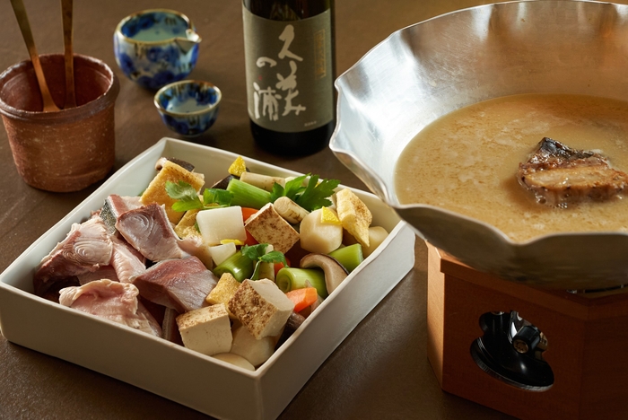 地酒「久美の浦」の酒粕を使った粕汁鍋は伊根鰤と地元の野菜をたっぷりと　※写真は２名様