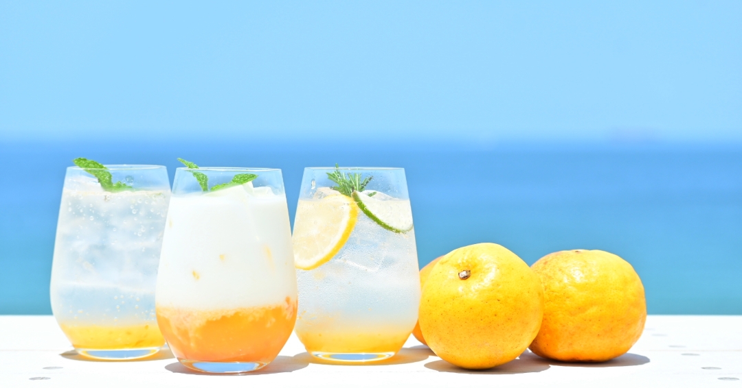 ▲『なるとオレンジスカッシュ』(左)、『なるとオレンジミルク』(中央)、『なるとオレンジレモネード』(右)