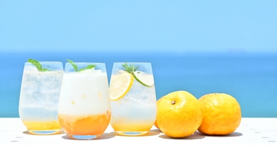 ▲『なるとオレンジスカッシュ』（左）、『なるとオレンジミルク』（中央）、『なるとオレンジレモネード』（右）