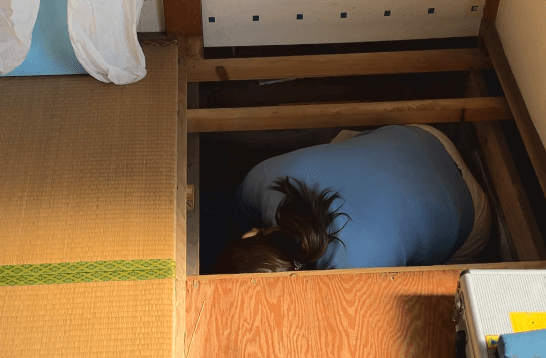 床下に調査に入る受講者