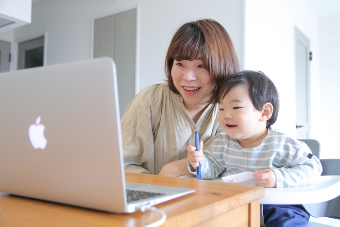 (写真:テスト実施、視聴中の様子)