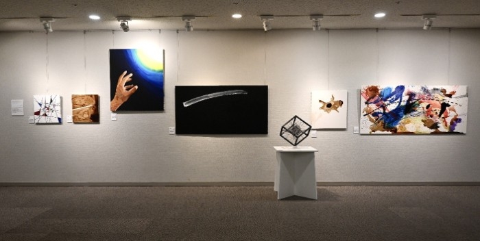 近畿大学附属高校が「Visual Arts Exhibition」を開催　国際バカロレアクラス2期生の探究成果を発表