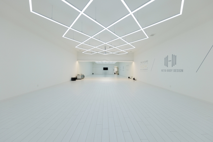 24時間ジムでは珍しい開放的な本格スタジオ