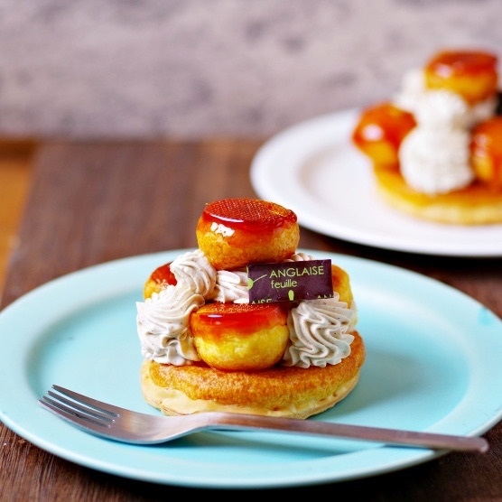 「パティスリー アングレーズ *フィーユ」「ベルガモット香るサントノレ」プティガトー 950円