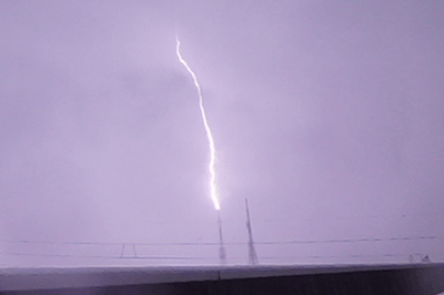 図1：金沢市のテレビジョン送信所から上昇する 放射線バーストを発生させた雷放電