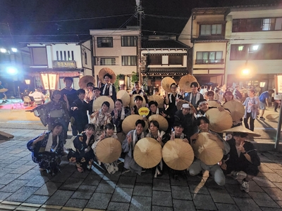 総踊りを終えた学生ら