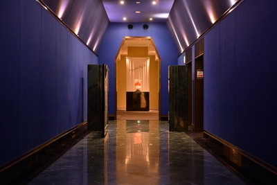 青のホールの先には藤田氏の力強い作品「流」がお出迎え。