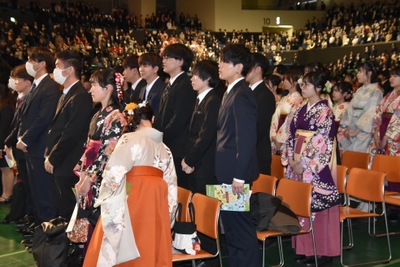 国歌斉唱する卒業生