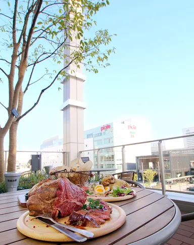 お肉をテラスでオシャレに