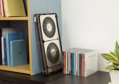 スタンドをたためば、棚にも邪魔にならずに収納しておくことができます