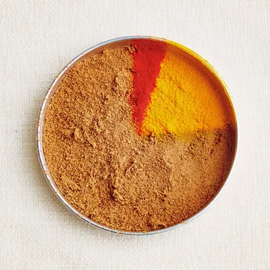 コリアンダー（香り）、カイエンペッパー（辛み）、ターメリック（色）