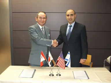 日本総代理店契約の調印式