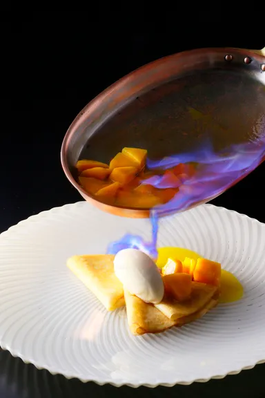 マンゴーのクレープシュゼット　マスカルポーネアイスと