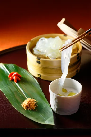 メロンの葛きりをつけ麺スタイルで　ココナッツミルクと白ワインゼリー