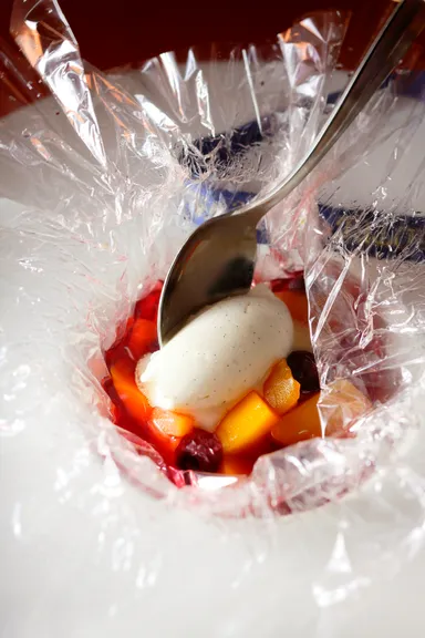 旬のフルーツのパピヨット　レモングラスの香りを移した杏露酒、濃厚なバニラアイス