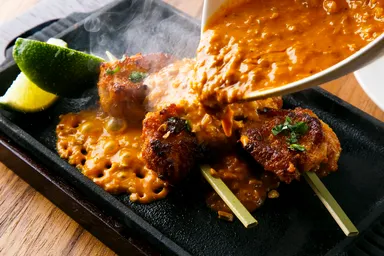 東南アジアの焼鳥「サテー」は熱々の鉄板スタイルで