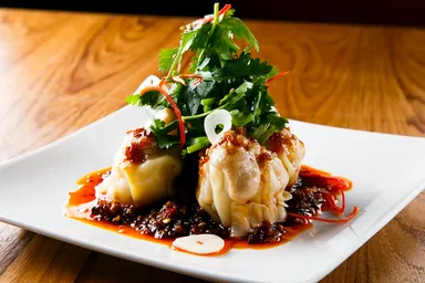 食べるラー油ワンタン　パクチーサラダのせ