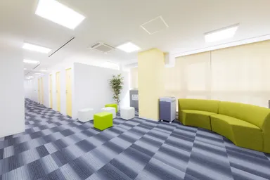 レ・ビューロー新橋駅前(待合室)