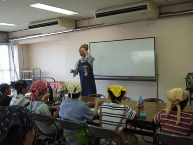 生徒たちは料理をしながらお勉強