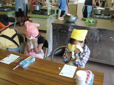 頑張ってタマネギも刻みます