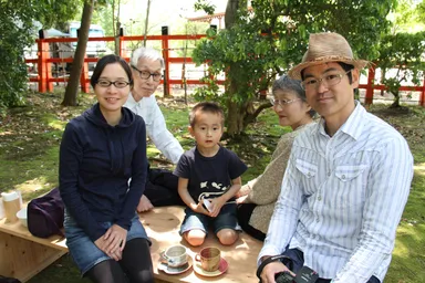 珈琲を味わう参拝者・観光客の様子