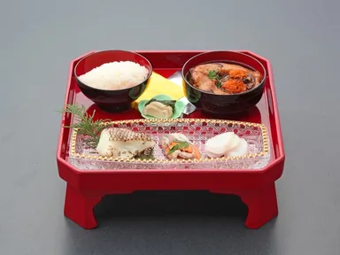 【一の膳】蛸／鯛の焼物／鮒寿司(琵琶湖産の二ゴロブナを使った滋賀県の名物です／香の物／ごはん