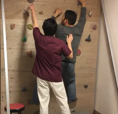 「壁リハ」の様子