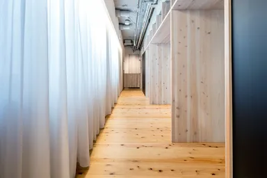 店内への期待が高まるエントランス「山の小路」