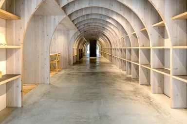 店内空間の半分以上を占める圧巻の杉パネル「丸太のおなか」